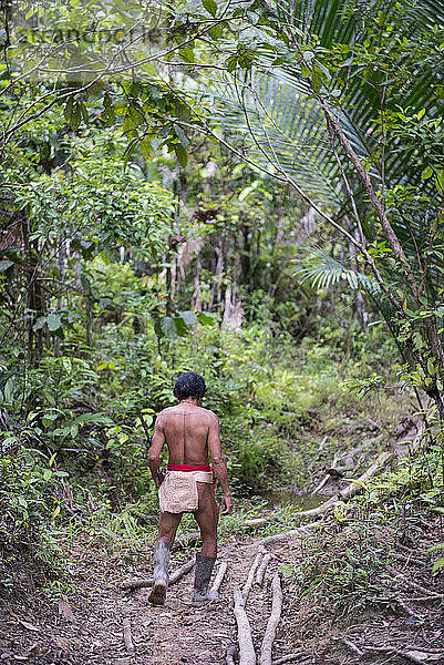 Ein Mann des Mentawai-Stammes geht durch den Dschungel