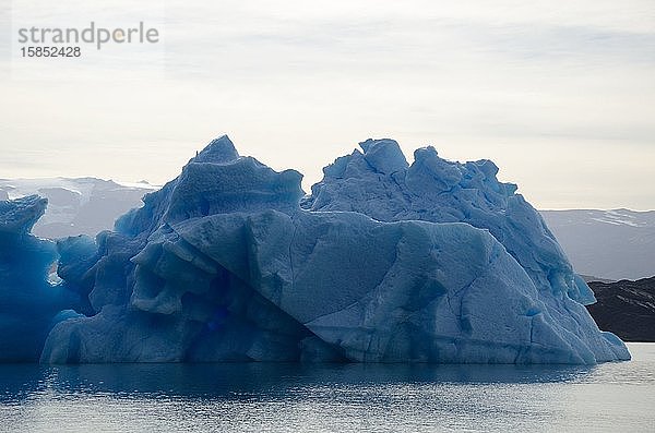 Eisberge auf dem Argentinischen See  ein sonniger Herbstnachmittag  Provinz Santa Cruz  Argentinien. 4