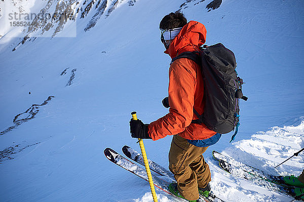 Skifahrer kurz vor Beginn des Skifahrens