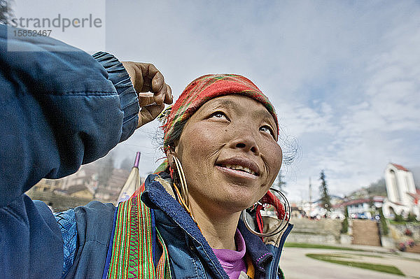 Souvenirverkäufer des Hmong-Stammes auf dem Sapa-Platz