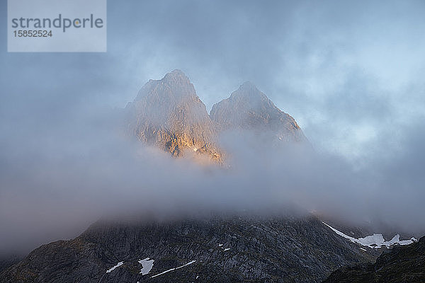 Berggipfel tauchen aus Wolken auf  MoskenesÃ¸y  Lofoten  Norwegen