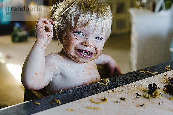 Spaghetti für Kleinkinder am Tisch