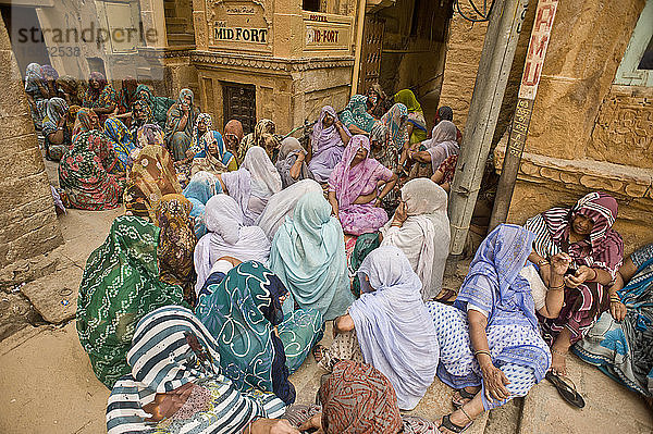 Rajasthans Frauen saßen während eines Begräbnisses im Fort der Stadt auf dem Boden