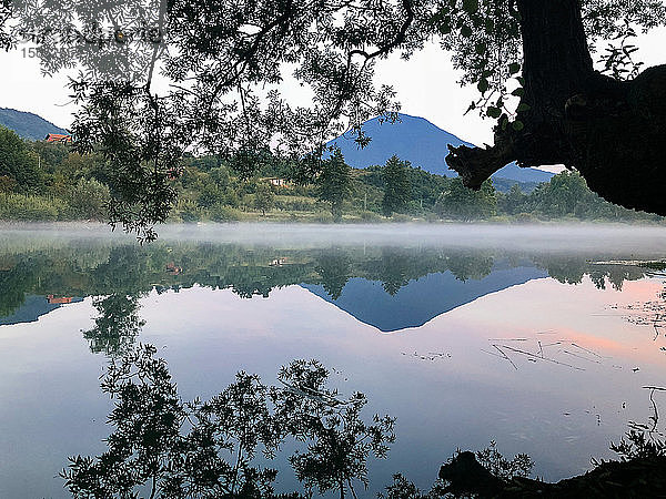 Spiegelung der Naturlandschaft im Fluss