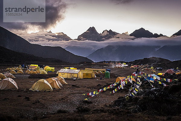 Zelte des Basislagers Ama Dablam in der Everest-Region von Nepal