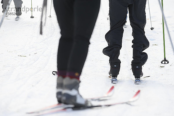 Drei Skifahrer auf dem Weg zum Skifahren in einem nordischen Zentrum