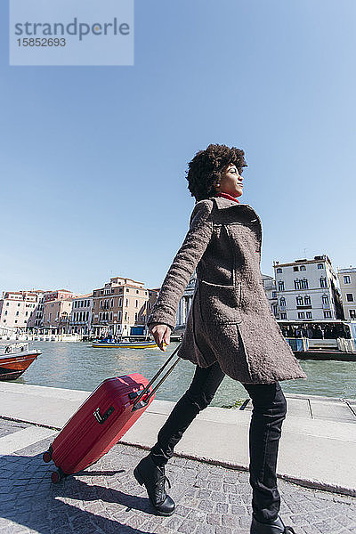 Junge Touristin auf Urlaubsreise