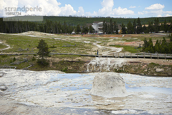 Bienenstock-Geysir mit Old Faithful Inn  Oberes Geysirbecken  Yellowstone