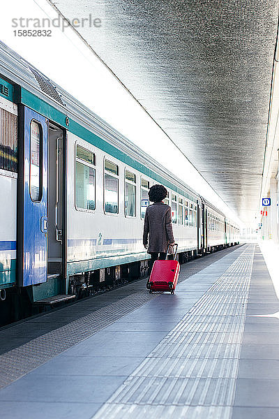 Elegante Frau auf Geschäftsreise im Zug