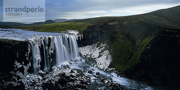 unbenannter halb gefrorener Wasserfall im isländischen Hochland
