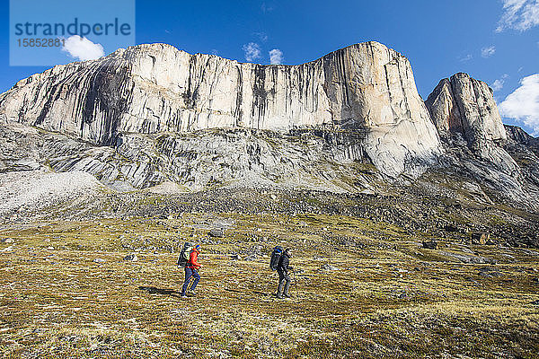 Zwei Rucksacktouristen unterqueren die Berge von Baffin Island.