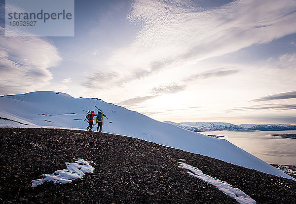 Paar wandert mit Skiern im Urlaub in Island