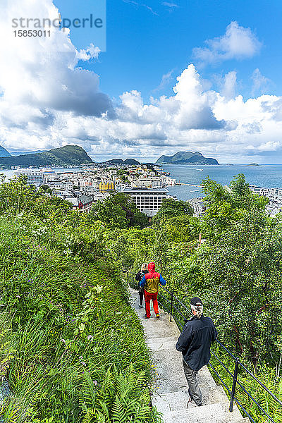 Touristen auf dem Weg zum Aussichtspunkt Fjellstua  Aksla  Alesund  Norwegen