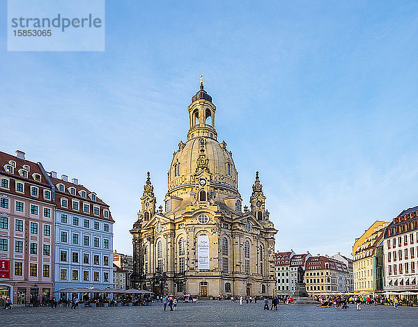 Dresdner Frauenkirche und Gebäude auf dem Neumarkt  Desden  Sachsen  Deutschland