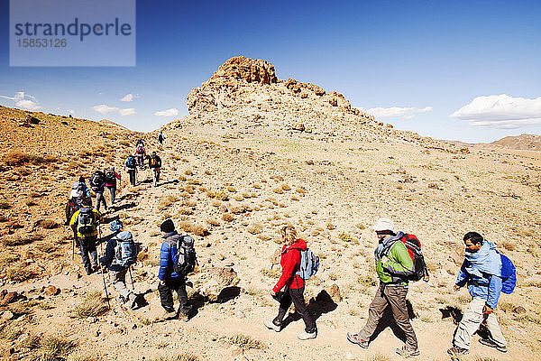 Wanderer in der Jebel-Sirwa-Region des Anti-Atlas-Gebirges in Marokko  Nordafrika.