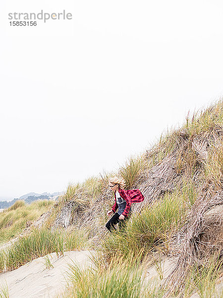Junge rennt am Point Reeditorial eine Sandbank hinunter in Richtung Ozean