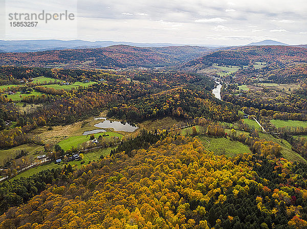 Dramatisches Herbstlaub aus der Luft gesehen in der Nähe von Quechee  Vermont.