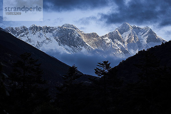 Mount Everest durch die Wolken gesehen  Region Khumbu  Nepal Himalaja