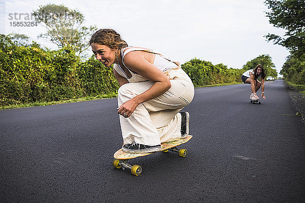 Junge Frauen beim Skateboarden im Sommer