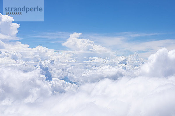 Himmel weißer Wolkenhintergrund. Wolken Himmel Hintergrund.