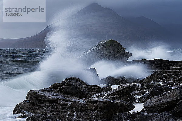 Wellen prallen bei Elgol  Isle of Skye  Schottland  gegen das Ufer