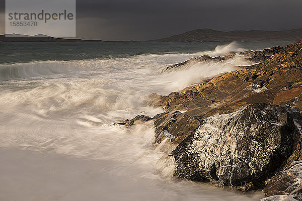 Stürmische See wäscht sich über die felsige Küste in der Nähe von Scarista  Isle of Harris  Schottland
