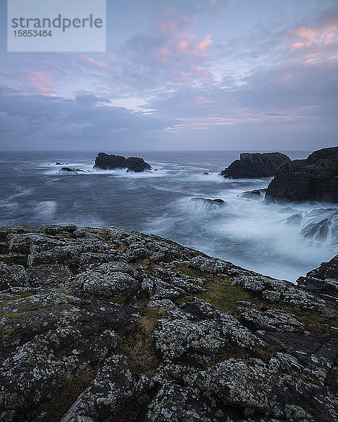 Turbulente See und dramatische Küstenklippen am Butt Of Lewis  Isle of Lewis  Schottland