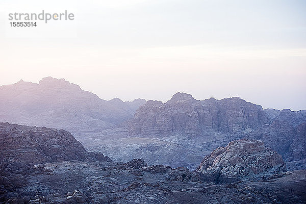 Auf den alten Gipfeln von Petra  Jordanien  dämmert es.