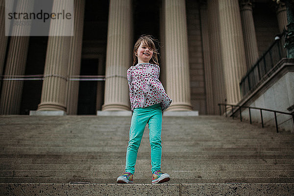 junges Mädchen steht auf Stufen vor einem Gebäude in Washington DC