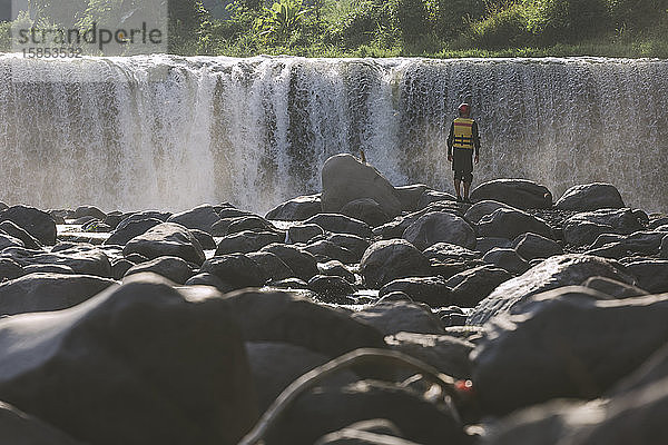 Mann am Wasserfall