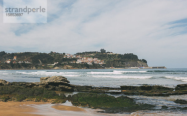 Schöne Aussicht auf die asturische Küstenstadt Lastres