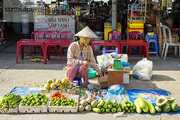 Vietnamesische Frau verkauft Gemüse  An Binh Market  Can Tho  Vietnam