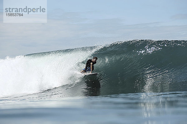 Surfer auf einer Welle