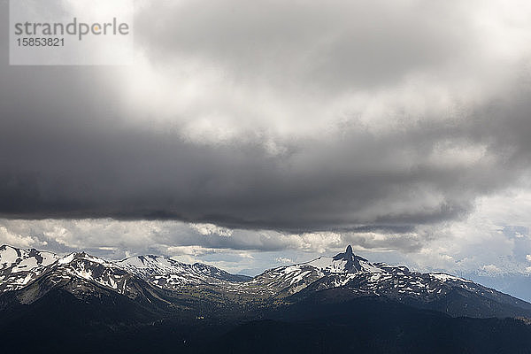 Der ikonische schwarze Stoßzahn wird an einem bewölkten Sommertag vom Gipfel des Whistler Mountain aus gesehen.