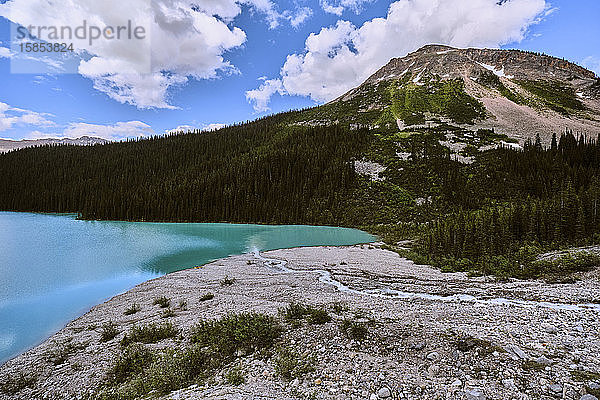 Blick auf den Cirque Lake in der Nähe des Gletscherkopfes in Banff.