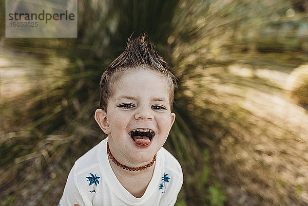 Nahaufnahme-Porträt eines süßen Kleinkindes mit Lächeln