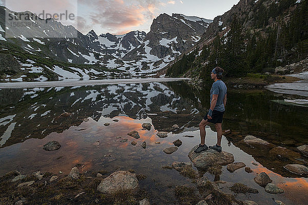 Mann auf der Flucht bewundert Seeblick in Indian Peaks Wilderness  Colorado
