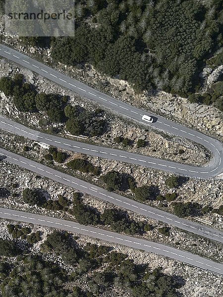 Lieferwagen auf einer windigen Straße in den Bergen