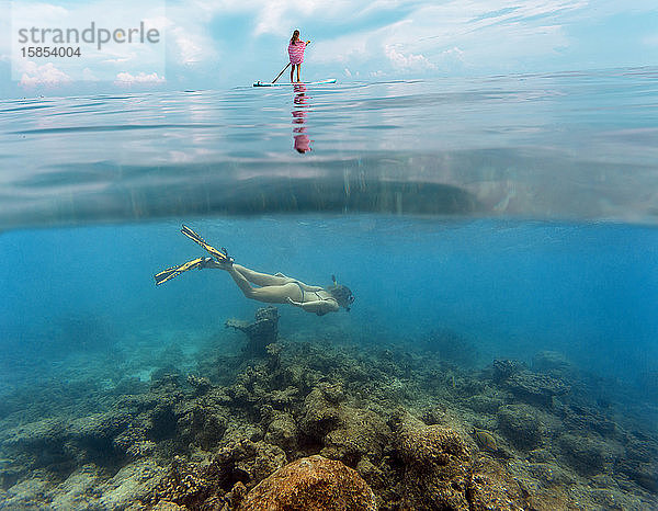 Junge Frauen haben Spaß im Meerwasser  Unterwasserblick