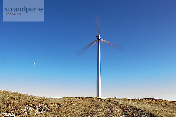 Windturbine in Colorado gegen blauen Himmel