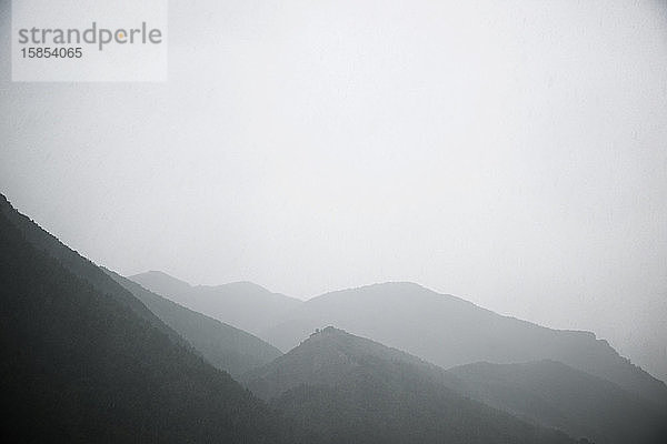 Hügelige Landschaft während eines Sturms in den Pyrenäen.