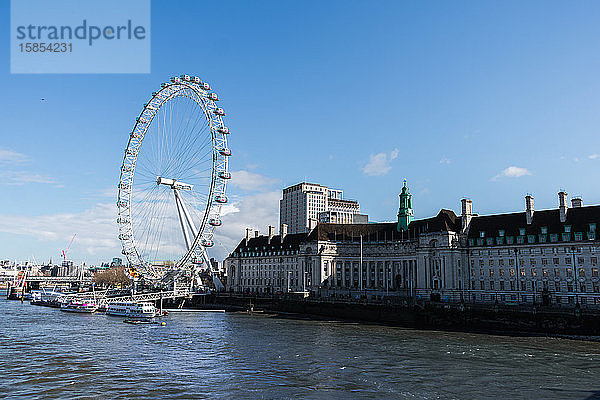 Blick auf das London Eye und die Themse