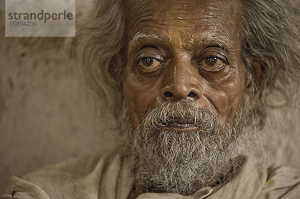 Obdachloser Mann in den Straßen von Varanasi