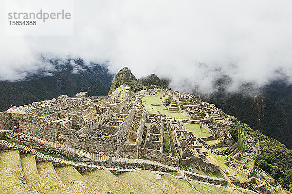 Ein Blick auf Machu Picchu in den Wolken  Peru