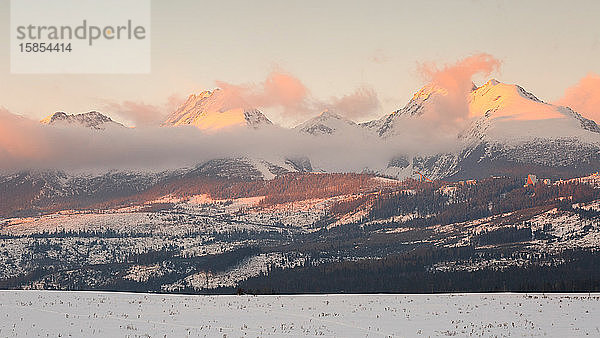 Winterlandschaft mit Gebirge Hohe Tatra in der Nordslowakei.