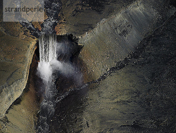 Luftaufnahme eines namenlosen Wasserfalls im Hochland von Island