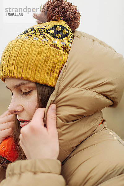 Porträt einer jungen Frau  die im Freien lächelt