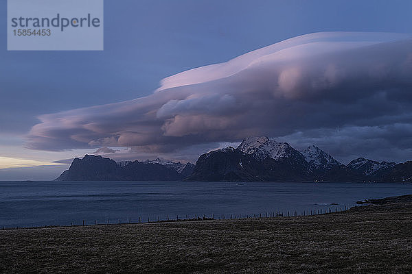 Lentikulare Wolken schweben Ã?ber den Bergen von VestvÃ¥gÃ¸y  Lofoten-Inseln  Norwegen