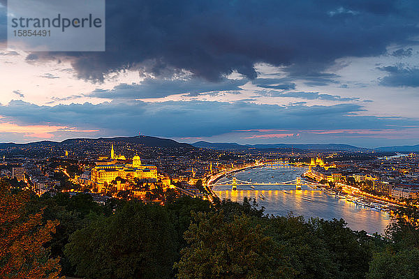 Vew der Budaer Burg und der Donau von Citadella in Budapest.