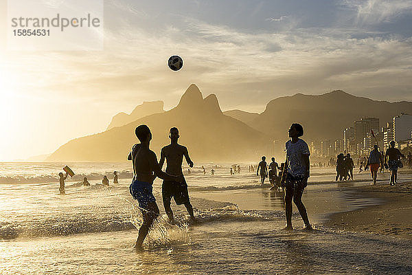 Schöne Aussicht auf den Sonnenuntergang in Ipanema für Fußballspieler am Strand